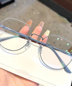 kính mát trong suốt ngoài trời